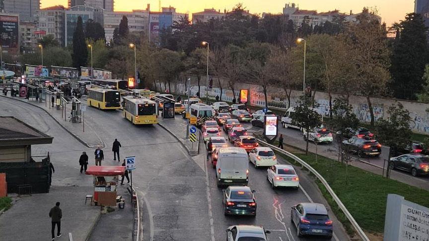 Okullarda ara tatil sona erdi! İstanbul’da trafik kilitlendi
