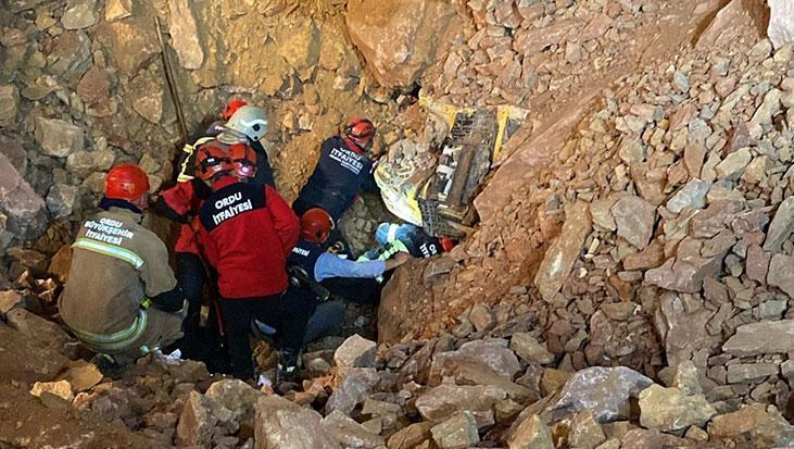 Ordu’da göçük altındaki şoföre ulaşılmaya çalışılıyor
