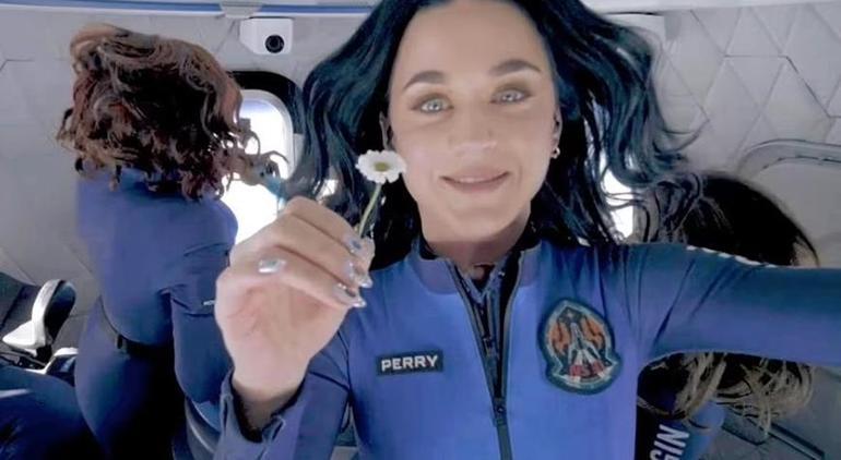 Orlando Bloom’un pozu olay oldu! Katy Perry’ye gönderme mi?