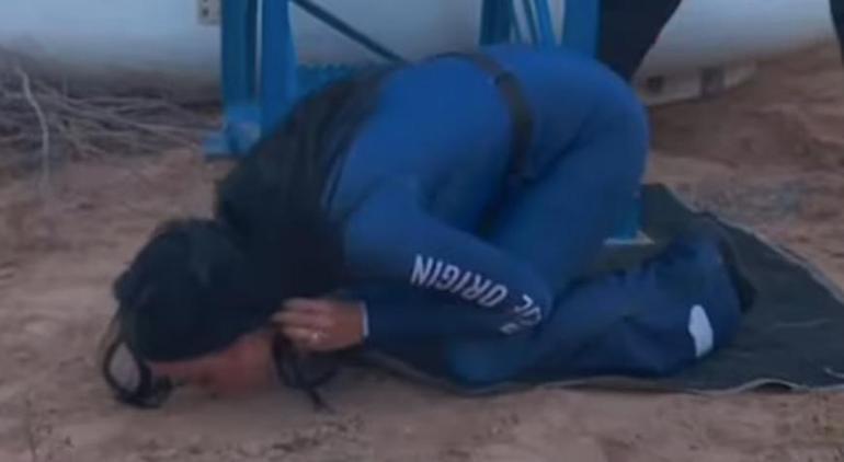 Orlando Bloom’un pozu olay oldu! Katy Perry’ye gönderme mi?