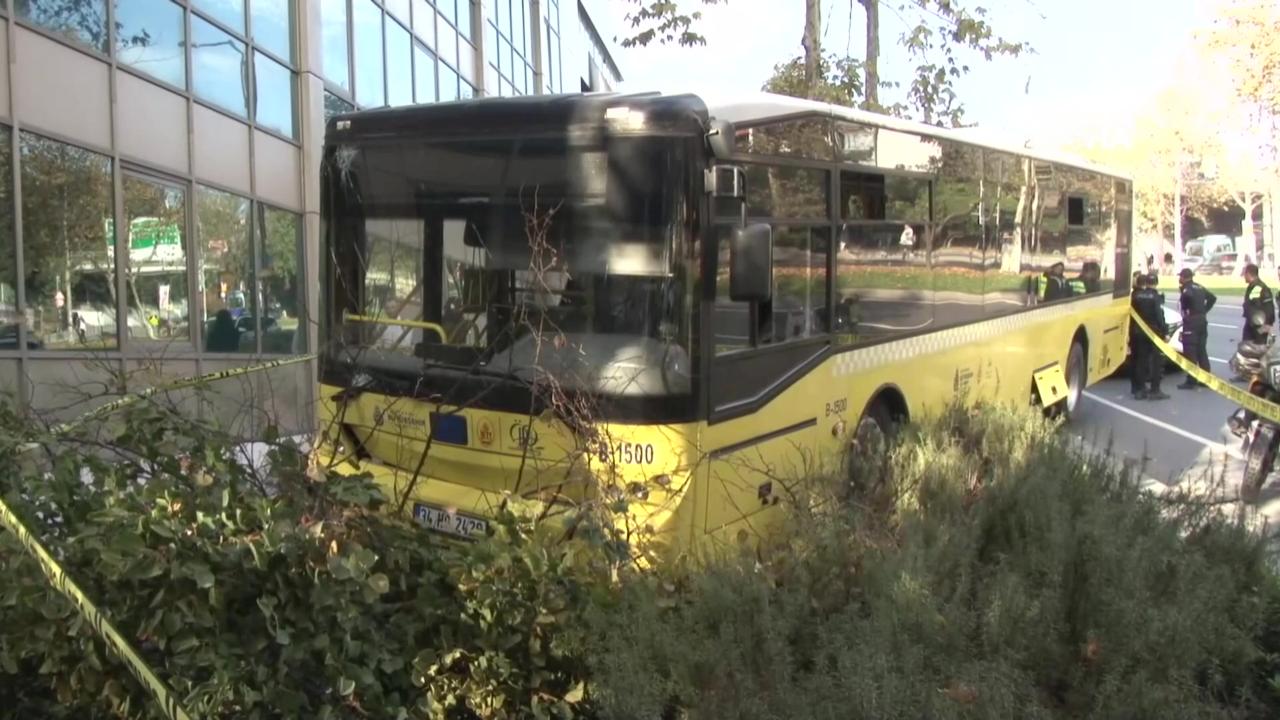 Otobüs seyir halindeyken şoför fenalaştı: İETT otobüsü kaldırıma çıktı