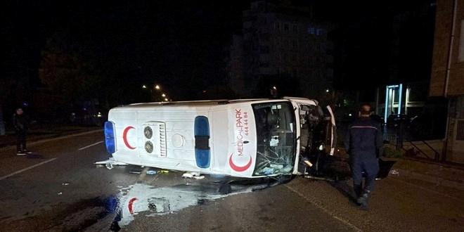 Otomobil Ambulansa Çarptı: 3 Sağlık Çalışanı ile 5 Yaralı!