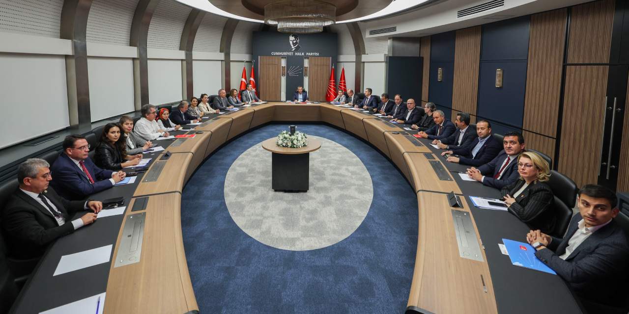 Özgür Özel’in Masasında Casusluk: AKP’li Politika Üzerindeki Anketin Şaşırtıcı Sonuçları