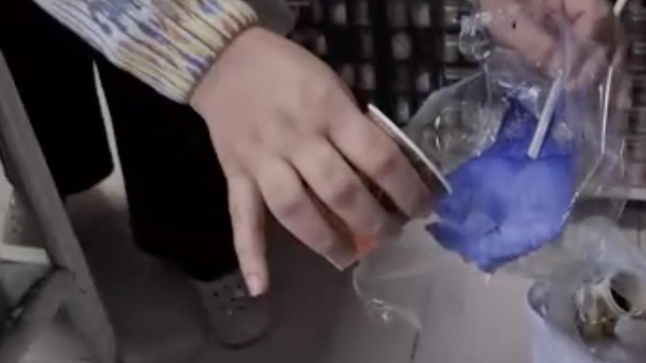 Pamuk şeker yedi, ağzı köpürerek kusmaya başladı! İşin aslı su dökünce ortaya çıktı