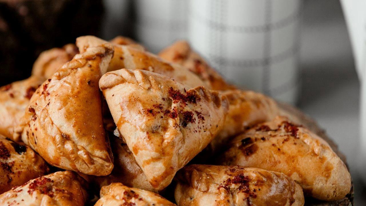 Pazar kahvaltıları için enfes kıymalı poğaça tanımı…