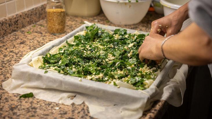 Pazardan alan mutfağa koşsun! Un-su-tuz yeterli: Çıtır çıtır ıspanaklı börek tarifi