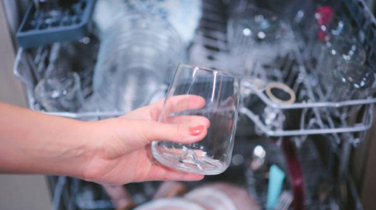 Pırıl pırıl bardakların sırrı: Çoğu kişinin bilmediği parlatıcı doz ayarı hatası 8 Pırıl pırıl bardakların sırrı: Çoğu kişinin bilmediği parlatıcı doz ayarı hatası