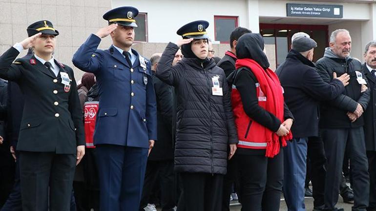 Polis memuru, şehit ağabeyinin cenazesini asker selamıyla karşıladı 1 Polis memuru, şehit ağabeyinin cenazesini asker selamıyla karşıladı
