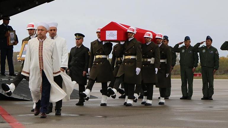 Polis memuru, şehit ağabeyinin cenazesini asker selamıyla karşıladı 3 Polis memuru, şehit ağabeyinin cenazesini asker selamıyla karşıladı