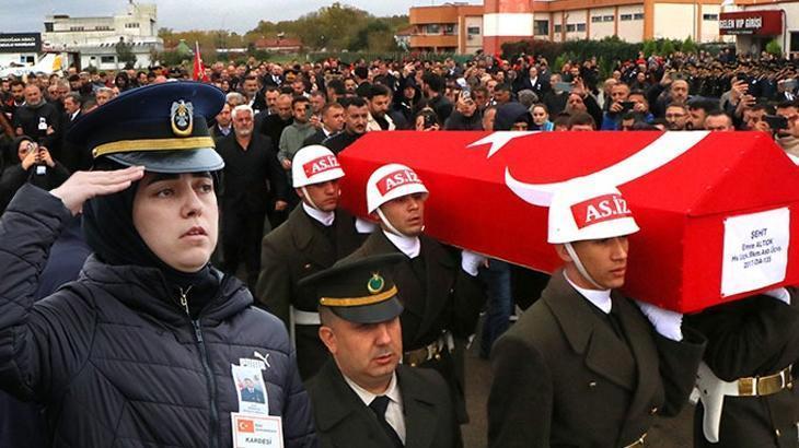 Polis memuru, şehit ağabeyinin cenazesini asker selamıyla karşıladı
