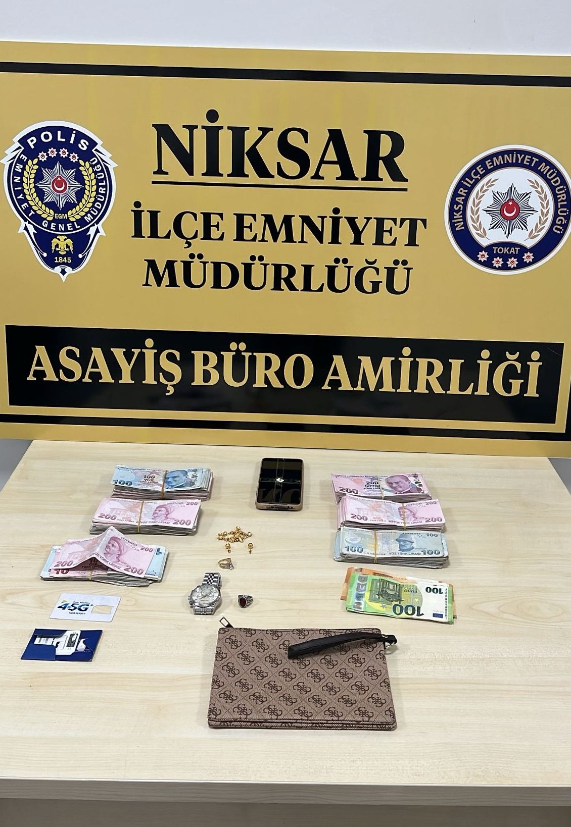 Polis Yok Dedikleri Yaşlı Çifti Milyonluk Vurgunla Dolandırdılar!