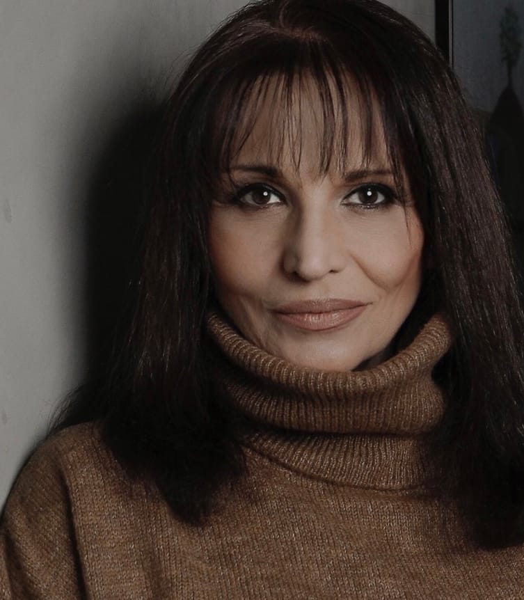 Postdramatik Tiyatro: Sahnede Metin Sınırlarını Aşan Büyüleyici Yolculuk! 3 Postdramatik Tiyatro: Sahnede Metin Sınırlarını Aşan Büyüleyici Yolculuk!