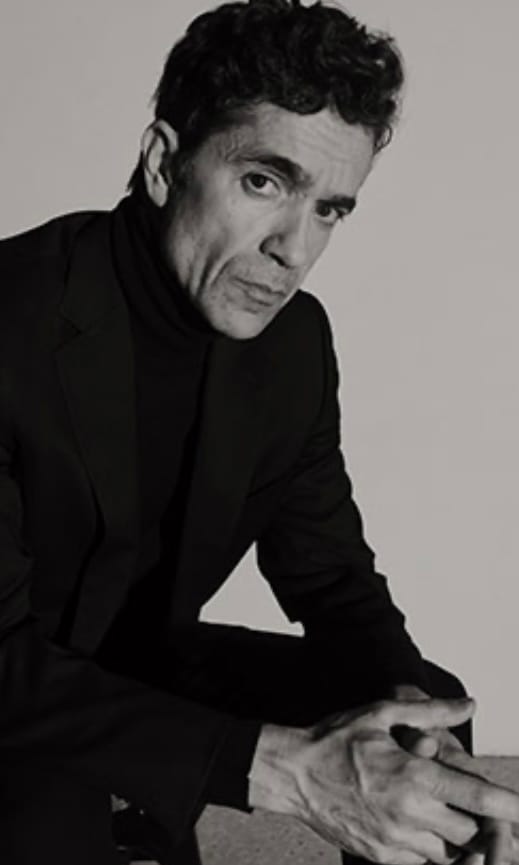 Postdramatik Tiyatro: Sahnede Metin Sınırlarını Aşan Büyüleyici Yolculuk! 4 Postdramatik Tiyatro: Sahnede Metin Sınırlarını Aşan Büyüleyici Yolculuk!