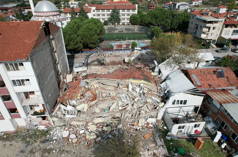 Prof. Dr. Övgün Ahmet Ercan'dan Sındırgı uyarısı! 33 kilometrelik kırık oluştu: 'Yapılar derhal boşaltılmalı'