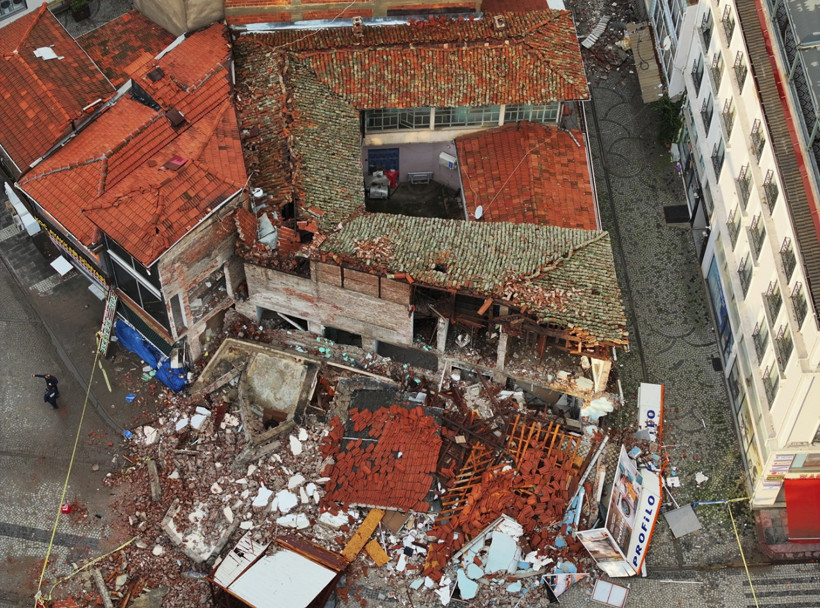 Prof. Dr. Övgün Ahmet Ercan'dan Sındırgı uyarısı! 33 kilometrelik kırık oluştu: 'Yapılar derhal boşaltılmalı'