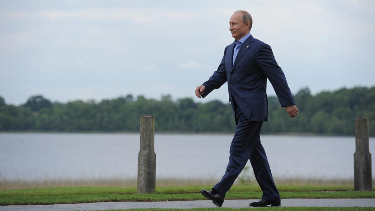 Putin’in Gizemli Yürüyüşünün Arkasındaki Sebep Açığa Çıktı: Sağ Kolunu Oynatmamasının Nedeni…