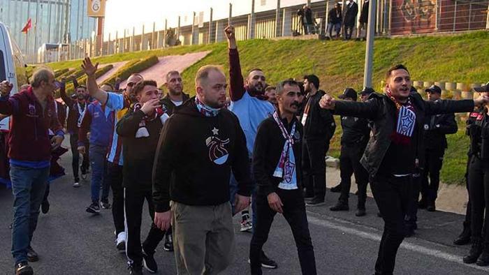 Ramazan Havasında Trabzonspor Taraftarları, Galatasaray Maçı İçin RAMS Park'ta Coşkuyla Buluştu! 1 Ramazan Havasında Trabzonspor Taraftarları, Galatasaray Maçı İçin RAMS Park'ta Coşkuyla Buluştu!