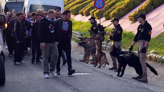 Ramazan Havasında Trabzonspor Taraftarları, Galatasaray Maçı İçin RAMS Park'ta Coşkuyla Buluştu! 2 Ramazan Havasında Trabzonspor Taraftarları, Galatasaray Maçı İçin RAMS Park'ta Coşkuyla Buluştu!