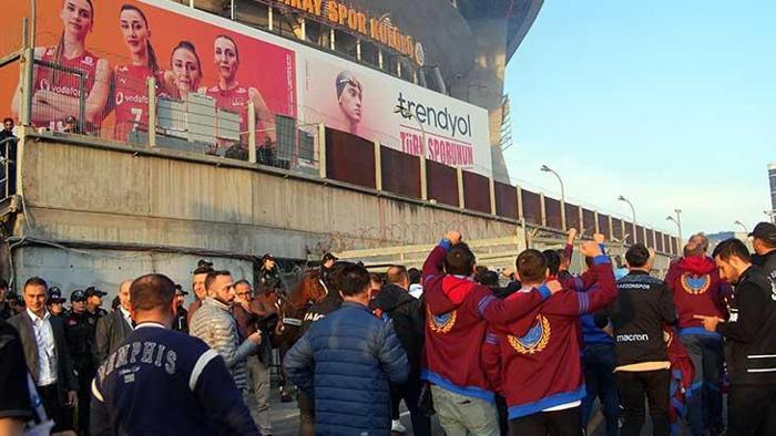 Ramazan Havasında Trabzonspor Taraftarları, Galatasaray Maçı İçin RAMS Park'ta Coşkuyla Buluştu! 3 Ramazan Havasında Trabzonspor Taraftarları, Galatasaray Maçı İçin RAMS Park'ta Coşkuyla Buluştu!