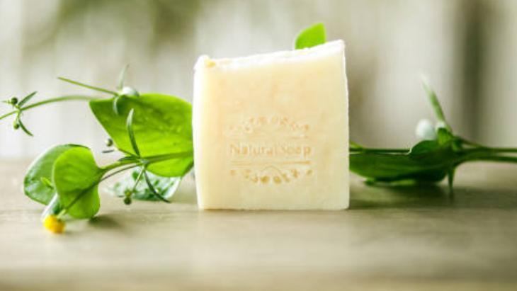 Rendeleyip 1 litre suya atın! Parmak izi bırakmıyor: Beyaz sabun her şeyi parlatıyor 12 Rendeleyip 1 litre suya atın! Parmak izi bırakmıyor: Beyaz sabun her şeyi parlatıyor