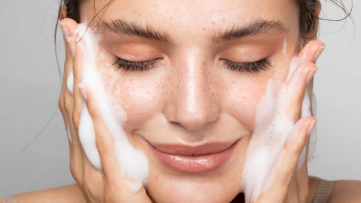 Rendeleyip 1 litre suya atın! Parmak izi bırakmıyor: Beyaz sabun her şeyi parlatıyor 6 Rendeleyip 1 litre suya atın! Parmak izi bırakmıyor: Beyaz sabun her şeyi parlatıyor