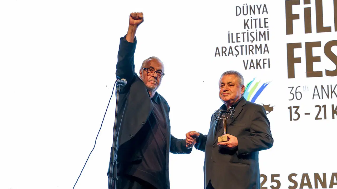 Rutkay Aziz: 'Arkadaşlarım, liderler bir hücrede yaşarken ben niçin memnun olayım?' 1 Rutkay Aziz: 'Arkadaşlarım, liderler bir hücrede yaşarken ben niçin memnun olayım?'