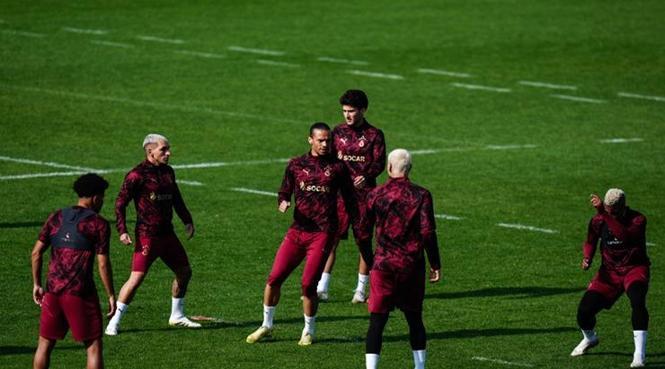 Sahada Büyüleyici Anlar: Ajax - Galatasaray Maçının Canlı Anlatımı!