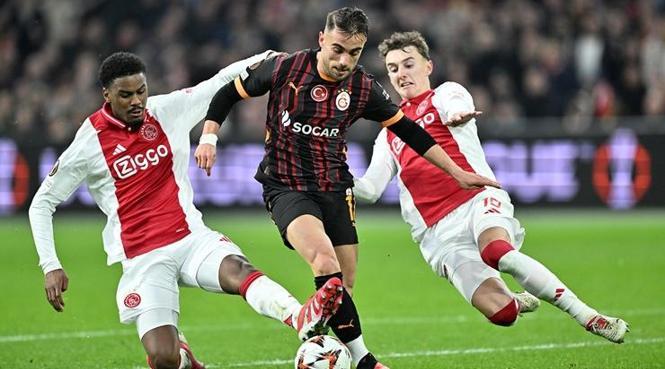 Sahada Büyüleyici Anlar: Ajax - Galatasaray Maçının Canlı Anlatımı!