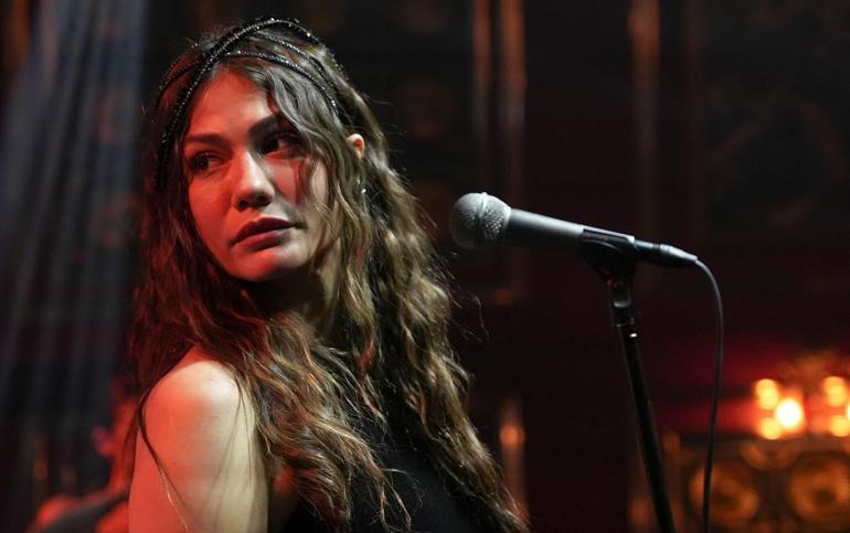 Sahnede fenalaştı, yardımına Eşref koştu 1 Sahnede fenalaştı, yardımına Eşref koştu