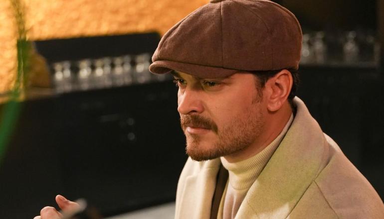 Sahnede fenalaştı, yardımına Eşref koştu 2 Sahnede fenalaştı, yardımına Eşref koştu