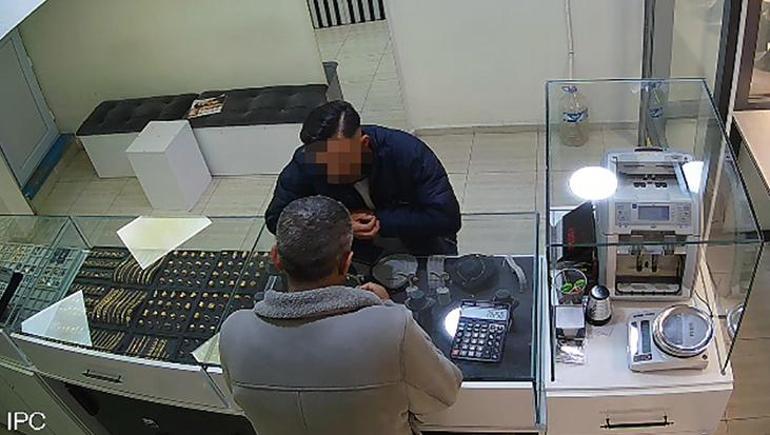 Sahte altın çetesi aile çıktı! Anne ve iki çocuğu 16 gram sahte altınla kuyumcuları dolandırdı