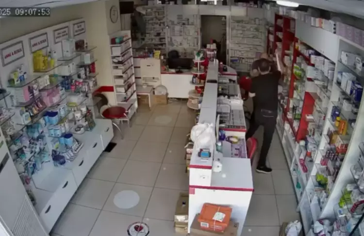 Saldırının Perdesi: Eczacı Teknisyeni ve Yaşlı Adam Arasındaki Gerilim!