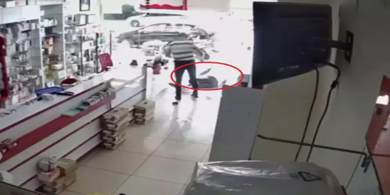 Saldırının Perdesi: Eczacı Teknisyeni ve Yaşlı Adam Arasındaki Gerilim!
