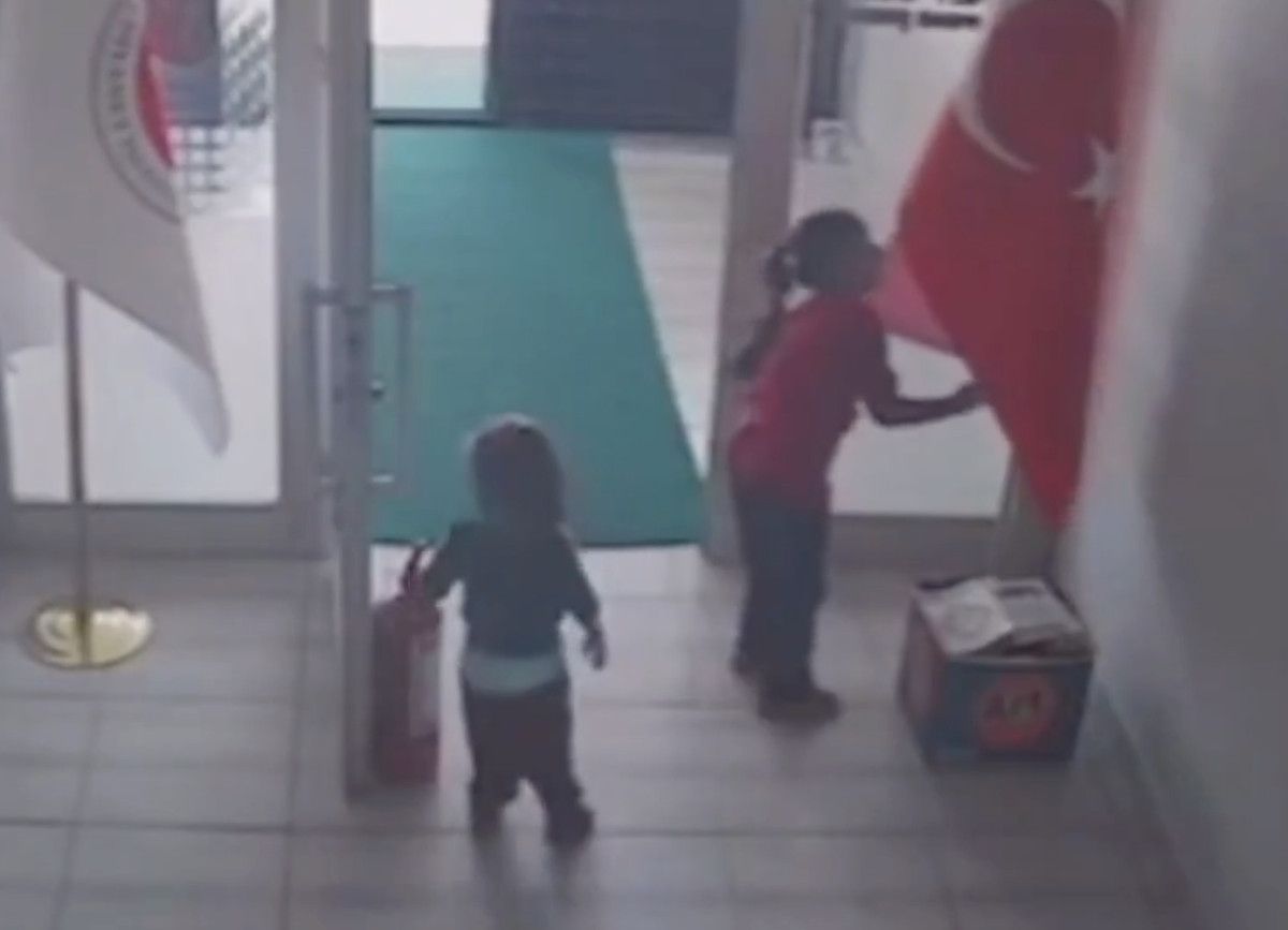 Şanlıurfa'da Minik Kız Kardeşlerin Türk Bayrağına Olan Sevgisi