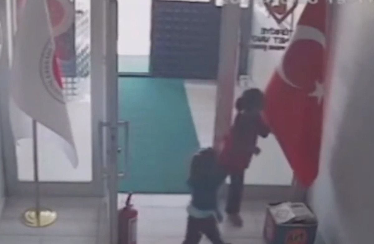 Şanlıurfa'da Minik Kız Kardeşlerin Türk Bayrağına Olan Sevgisi