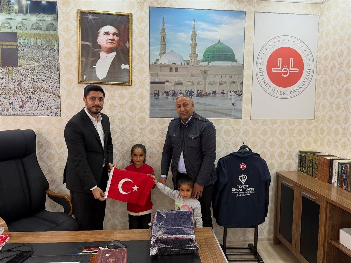 Şanlıurfa'da Minik Kız Kardeşlerin Türk Bayrağına Olan Sevgisi