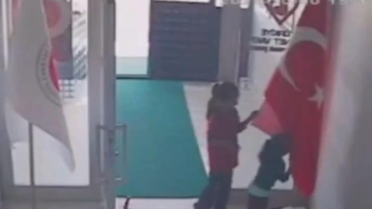 Şanlıurfa’da Minik Kız Kardeşlerin Türk Bayrağına Olan Sevgisi