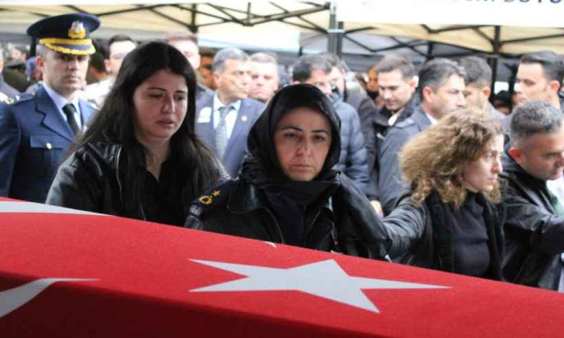 Şehidin eşinden anlamlı uğurlama: Eşinin montuyla son görevini gerçekleştirdi 1 Şehidin eşinden anlamlı uğurlama: Eşinin montuyla son görevini gerçekleştirdi