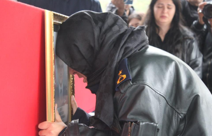Şehidin eşinden anlamlı uğurlama: Eşinin montuyla son görevini gerçekleştirdi 2 Şehidin eşinden anlamlı uğurlama: Eşinin montuyla son görevini gerçekleştirdi