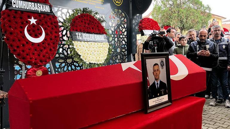 Şehit Astsubay Başçavuş Akın Karakuş'un cenazesi memleketi Sakarya'da 1 Şehit Astsubay Başçavuş Akın Karakuş'un cenazesi memleketi Sakarya'da