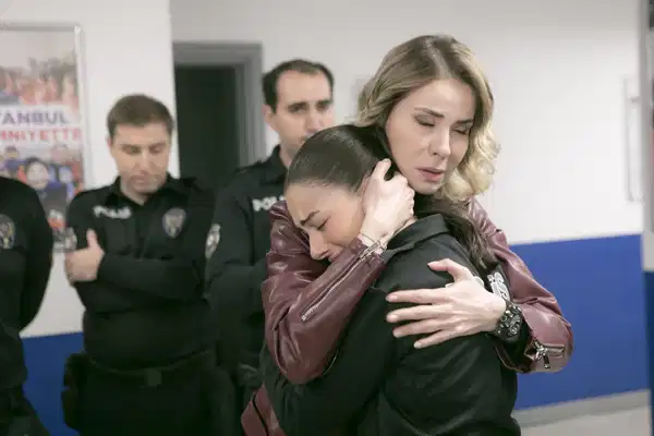 Selda Bağcan'ın 'Sürgün'ü Art Sokaklar'da şehitler için çaldı