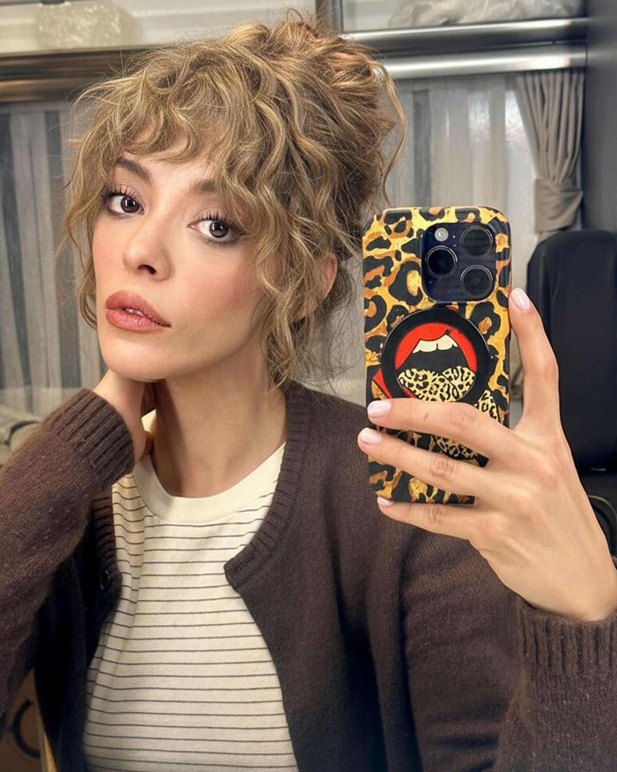 Selin Şekerci'nin Yeni İmajı: Sarışınla Canlanan Güzellik! 1 Selin Şekerci'nin Yeni İmajı: Sarışınla Canlanan Güzellik!