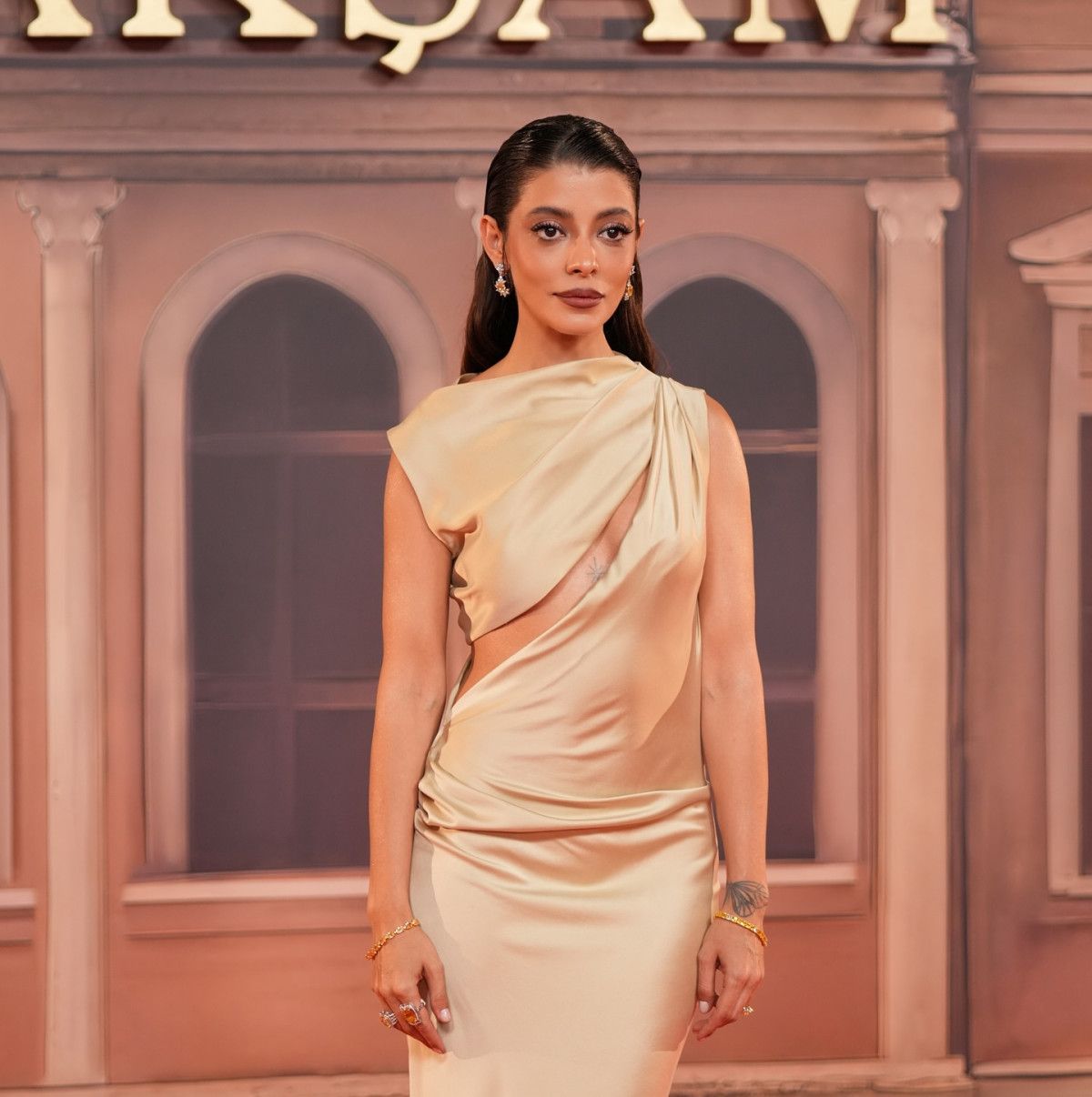 Selin Şekerci'nin Yeni İmajı: Sarışınla Canlanan Güzellik! 2 Selin Şekerci'nin Yeni İmajı: Sarışınla Canlanan Güzellik!