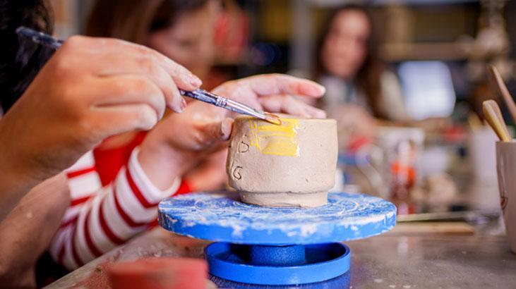 Seramik kapların boyası solmasın! 1 malzemeyle su yalıtımı yapan pratik tüyo 1 Seramik kapların boyası solmasın! 1 malzemeyle su yalıtımı yapan pratik tüyo