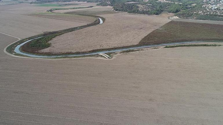 Seyhan Baraj Gölü çekilince su altında kalan köprü ortaya çıktı 1 Seyhan Baraj Gölü çekilince su altında kalan köprü ortaya çıktı