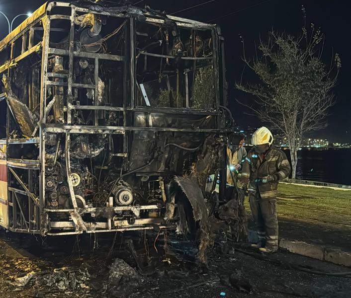 Seyir halindeki belediye otobüsü alev alev yandı 1 Seyir halindeki belediye otobüsü alev alev yandı