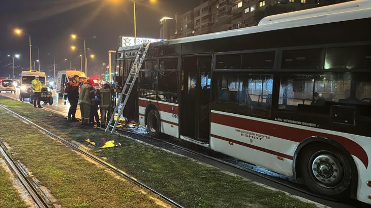 Seyir halindeki belediye otobüsü alev alev yandı 2 Seyir halindeki belediye otobüsü alev alev yandı