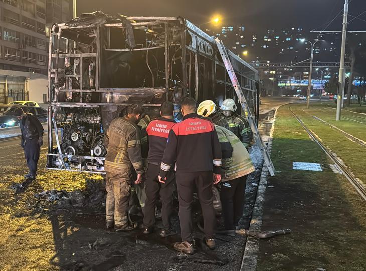 Seyir halindeki belediye otobüsü alev alev yandı 4 Seyir halindeki belediye otobüsü alev alev yandı