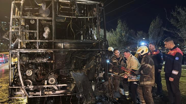 Seyir halindeki belediye otobüsü alev alev yandı