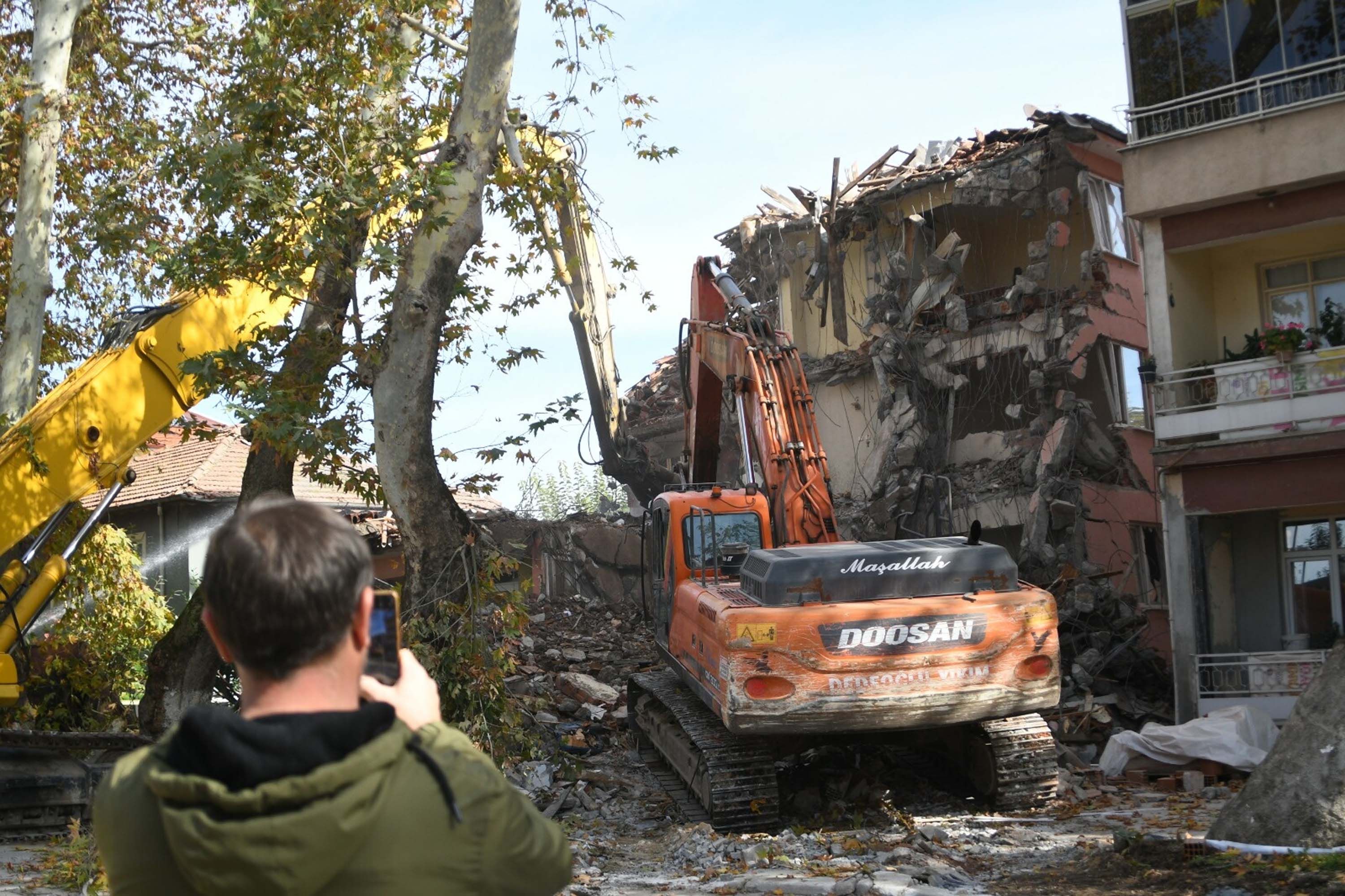 Sındırgı'da Yıkılmaya Mahkum Ağır Hasarlı Yapılar Tek Tek Tarihe Karışıyor!